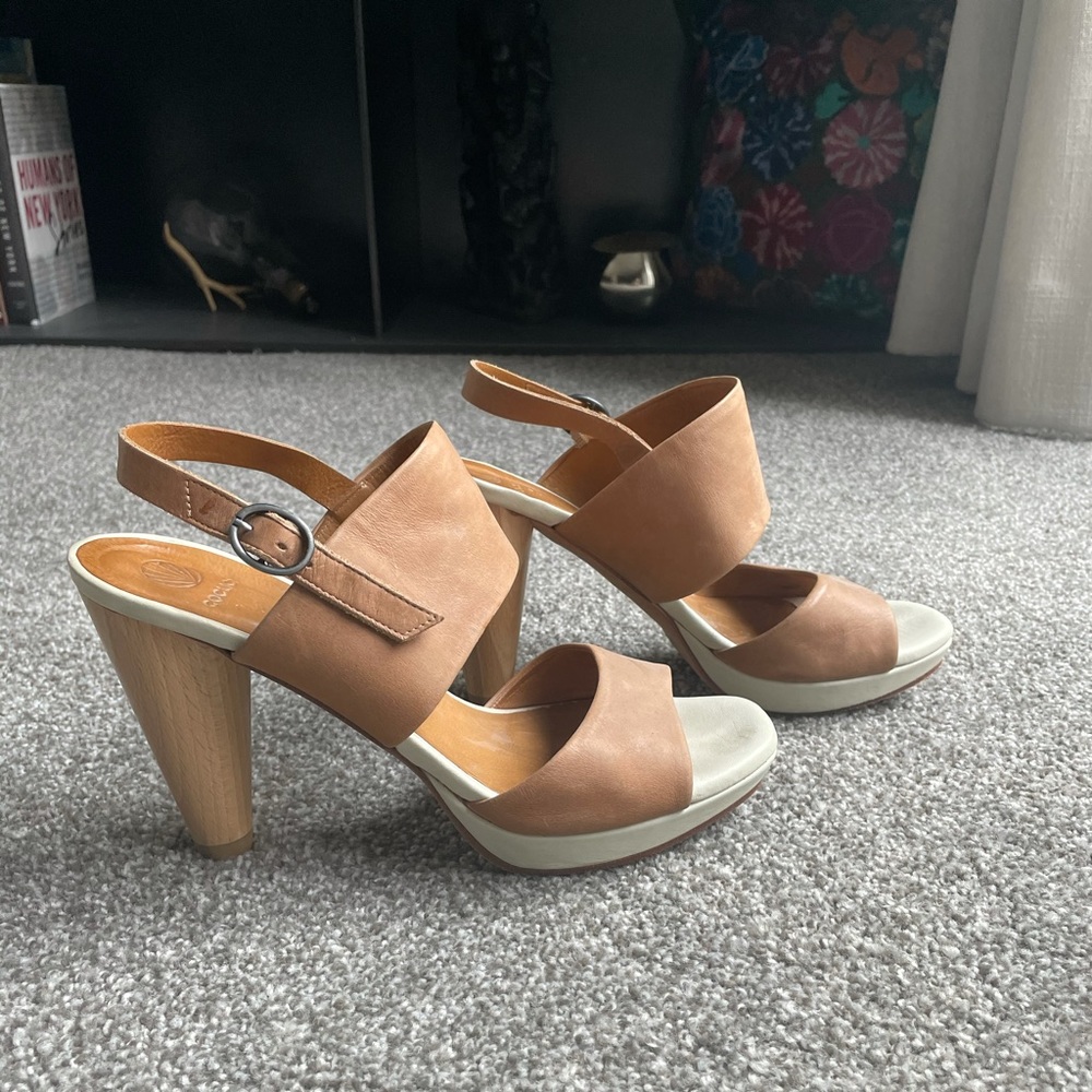 Coclico camel sandals